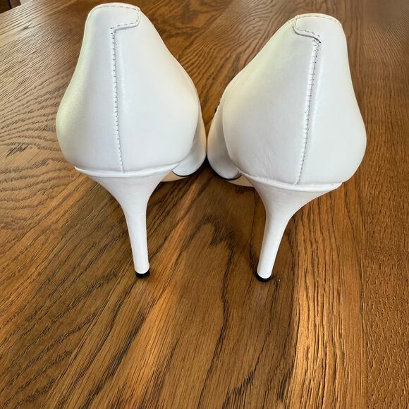 White House Black Market Olivia Whipstitch Heels 9M White Black Leather WHBM - Picture 2 of 5